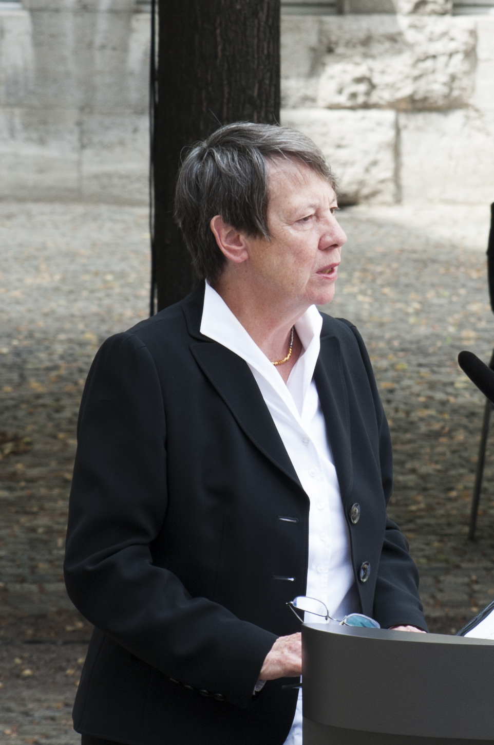 Dr. Barbara Hendricks