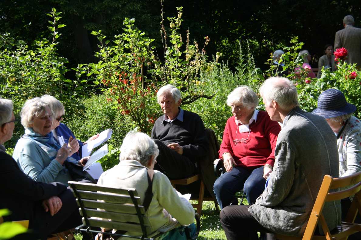 Nachkommen von Widerstandk&auml;mpfern im Garten von Kloster Wennigsen