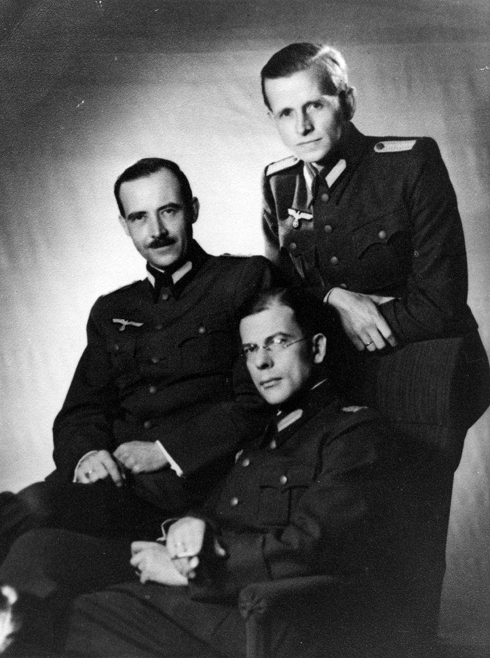 Karl Ludwig Freiherr von und zu Guttenberg (links), Hans von Dohnanyi und Justus Delbr&uuml;ck (rechts), 1942