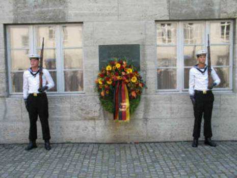 Gedenkfeier, Ehrenhof der Gedenkstätte Deutscher Widerstand in der Stauffenbergstraße, Berlin, 20.07.2006
