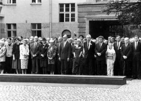 Gedenkfeier, Ehrenhof der Gedenkstätte Deutscher Widerstand in der Stauffenbergstraße, Berlin, 20.07.1989