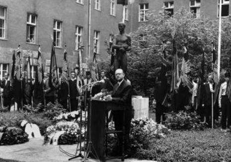 Gedenkfeier, Ehrenhof des Bendlerblocks in der Stauffenbergstraße, Berlin, 20.07.1957