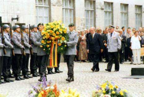 Gedenkfeier, Ehrenhof der Gedenkstätte Deutscher Widerstand in der Stauffenbergstraße, Berlin, 20.07.1999