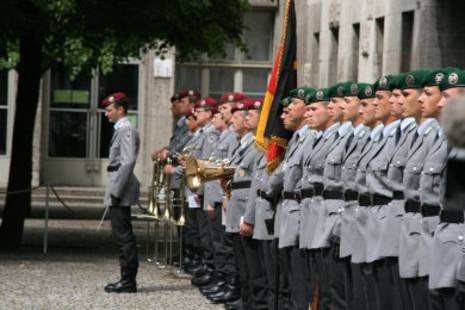 Gedenkfeier, Ehrenhof der Gedenkstätte Deutscher Widerstand in der Stauffenbergstraße, Berlin, 20.07.2009