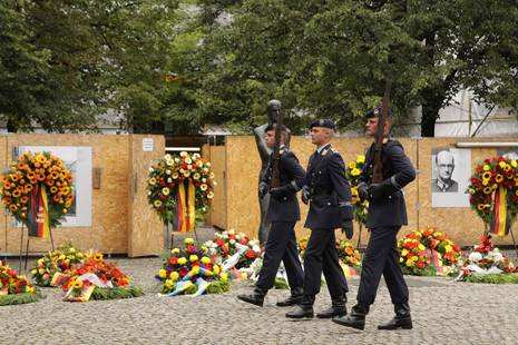 Gedenkfeier, Ehrenhof der Gedenkstätte Deutscher Widerstand in der Stauffenbergstraße, Berlin, 20.07.2012