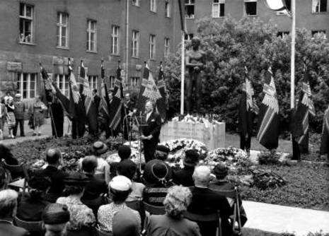 Gedenkfeier, Ehrenhof des Bendlerblocks in der Stauffenbergstraße, Berlin, 20.07.1956