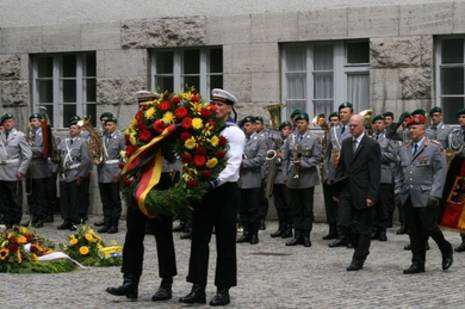 Gedenkfeier, Ehrenhof der Gedenkstätte Deutscher Widerstand in der Stauffenbergstraße, Berlin, 20.07.2011