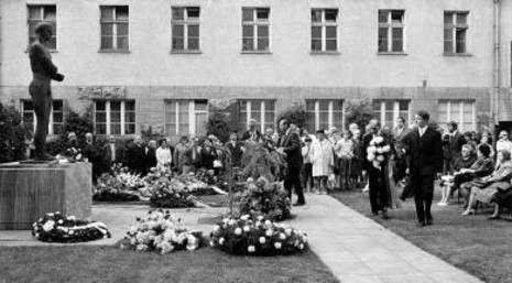 Gedenkfeier, Ehrenhof der Gedenk- und Bildungsstätte Stauffenbergstraße, Berlin, 20.07.1971