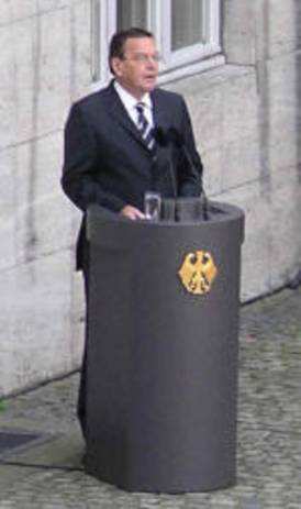 Gedenkfeier, Ehrenhof der Gedenkstätte Deutscher Widerstand in der Stauffenbergstraße, Berlin, 20.07.2004