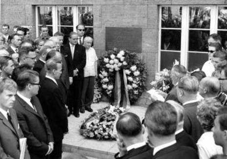 Gedenkfeier, Ehrenhof des Bendlerblocks in der Stauffenbergstraße, Berlin, 20.07.1964