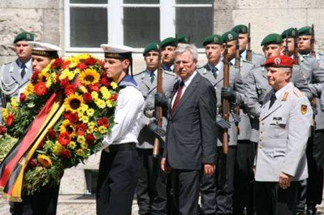 Gedenkfeier, Ehrenhof der Gedenkstätte Deutscher Widerstand in der Stauffenbergstraße, Berlin, 20.07.2010